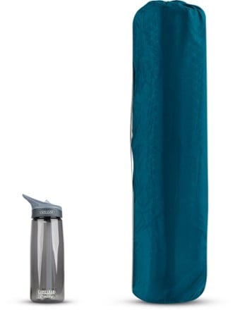 Sea to Summit Comfort Deluxe Self-Inflating Sleeping Pad Water bottle (not included) shown for size reference only