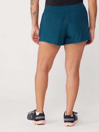 Vuori Dash 3" Shorts - Women's 2
