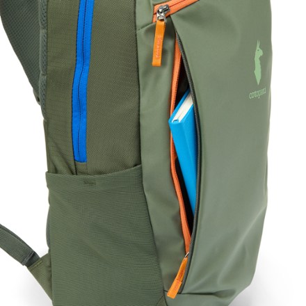 Cotopaxi Allpa 18 L Daypack Trekking pole attachments