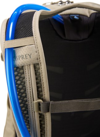 Osprey Daylite Plus Pack Hydration port & tube routing