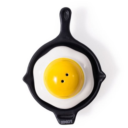 Lodge Skillet and Egg Salt and Pepper Shakers 2