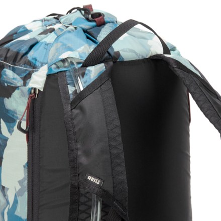 REI Co-op Flash 18 Print Pack Hydration port & tube routing