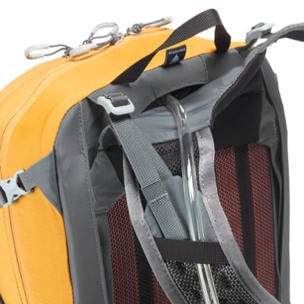 Osprey Sportlite 25 Pack Hydration port & tube routing