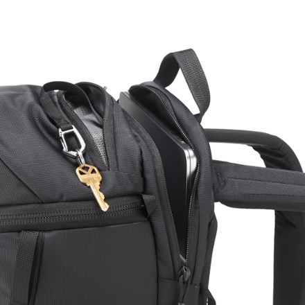 YETI Palo 26 L Active Pack Trekking pole attachments