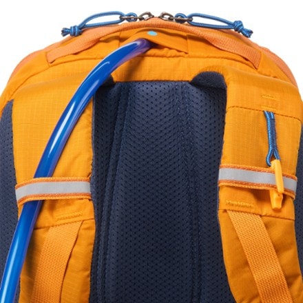 REI Co-op Tarn 18 Pack - Kids' Hydration port & tube routing