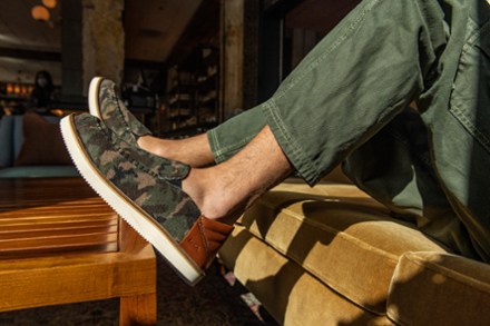 Sanuk Cozy Vibe Low SM Camo Slippers - Men's 7
