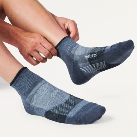 Feetures Trail Max Cushion Quarter Socks 1