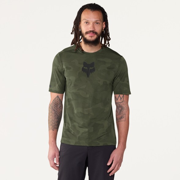 Model info: Height: 6' 2" | Waist: 32" | Wearing size: M