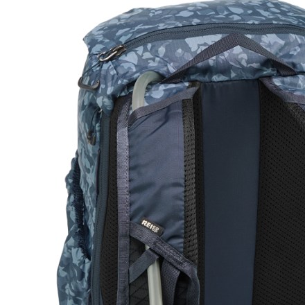 REI Co-op Flash 22 Print Pack Hydration port & tube routing