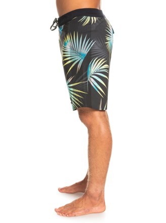 Quiksilver Highlite Arch Board Shorts - Men's 19" Outseam 4