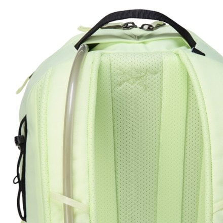 Arc'teryx Mantis 16 Pack Hydration port & tube routing
