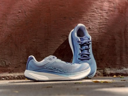 Location Image of color Windward Blue/White/Dark Denim