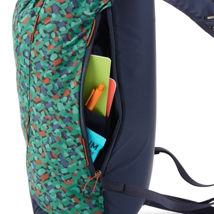 REI Co-op Flash 18 Print Pack Trekking pole attachments