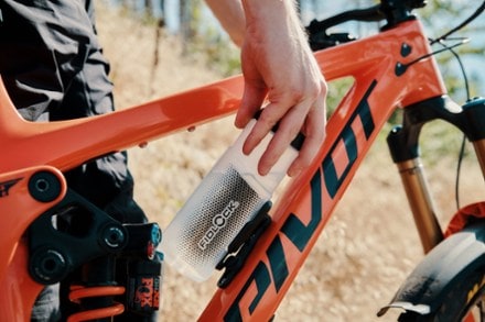 Fidlock TWIST 600 Water Bottle and Bike Base 1