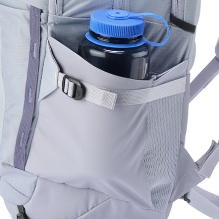 The North Face Recon Pack - Women's Water bottle pocket (Water bottle sold separately)