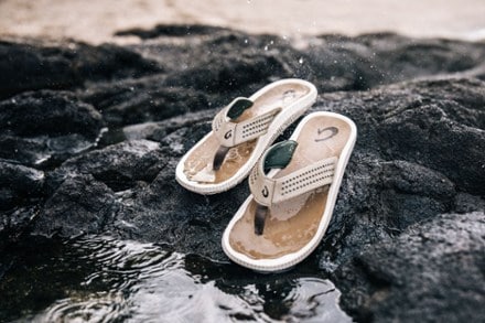 OluKai Ulele Flip-Flops - Men's 7