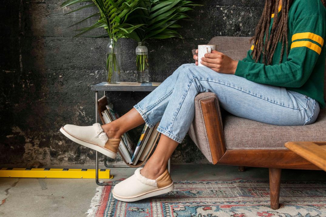 Location Image for Cozy Vibe Low SM Slippers - Women's
