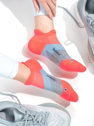 Feetures Elite Max Cushion No-Show Tab Socks 2