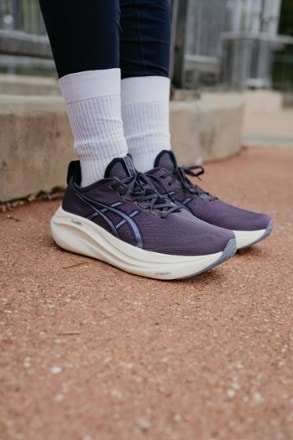 ASICS GEL-Nimbus 27 Road-Running Shoes - Women's 6