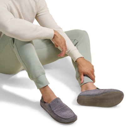 OluKai Moloa Hulu Slippers - Men's 7