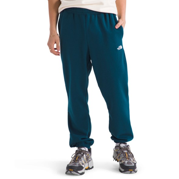 On Body Image of color Midnight Petrol/Tnf White