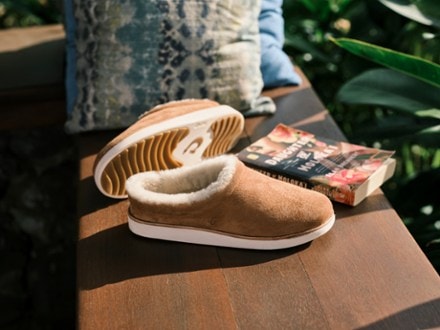 OluKai Mani Slippers - Women's 4