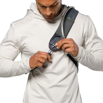 Nathan Limitless 6-Liter Sling Pack 2