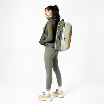Sherpani Santiago 35 L Travel Pack 7