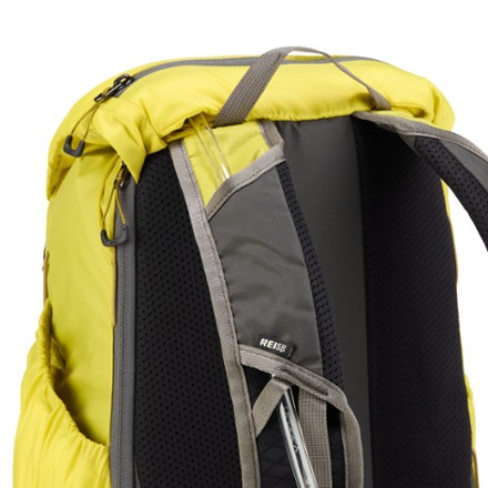REI Co-op Flash 22 Pack Hydration port & tube routing