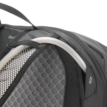 Deuter Speed Lite 17 Pack Hydration port & tube routing