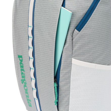 Patagonia Black Hole Pack - 25 L Trekking pole attachments