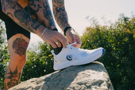 Location Image of color White/Navy