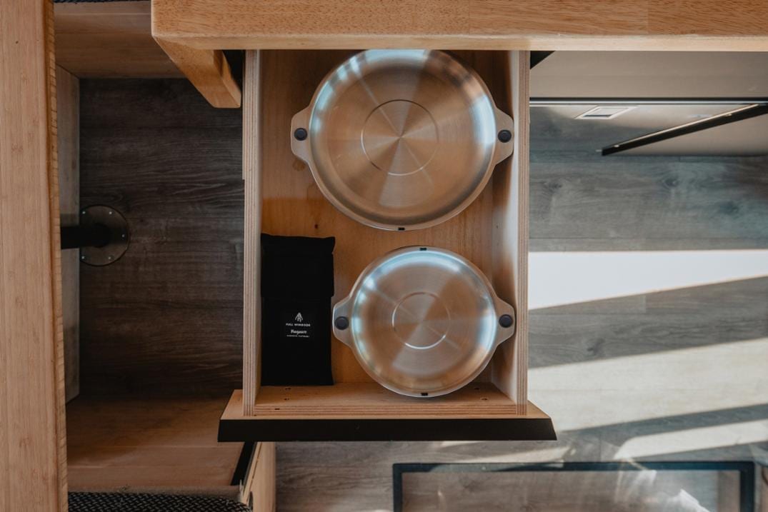 Location Image for Magware Magnetic Bowls and Plates - 8-Piece Set