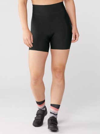 Model info: Height: 5' 9.5" | Chest: 33" | Waist: 25.5" | Wearing size: M