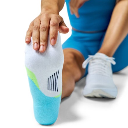 Feetures Elite Light Cushion No Show Tab Socks 1