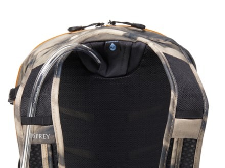 Osprey Daylite Plus Pack Special Edition Hydration port & tube routing