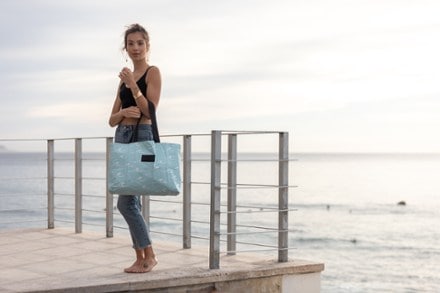 ALOHA Collection Seaside Holo Holo Reversible Tote 6