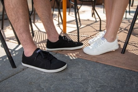 Location Image of color Black