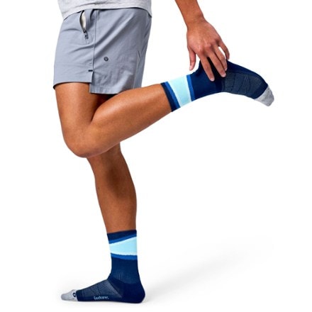 Feetures Elite Light Cushion Mini Crew Socks 1