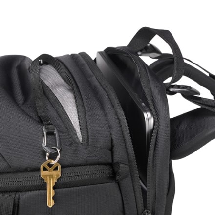 YETI Palo 32 L Active Pack Trekking pole attachments