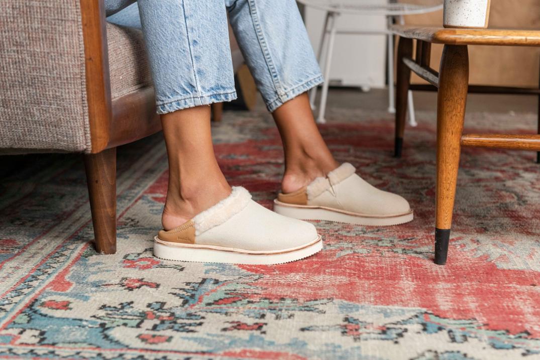 Location Image for Cozy Vibe Low SM Slippers - Women's