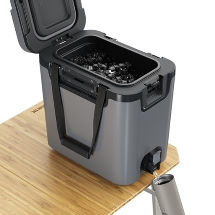 Dometic Recon 16 L Cooler Included spigot cap (bottle not included)