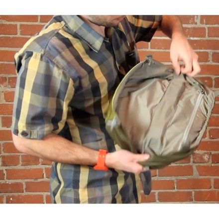 Top lid can be removed and used as a fannie pack or sling bag (Iron Gray)