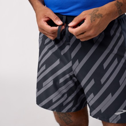 Brooks 2-in-1 Journey 7" Shorts - Men's 3