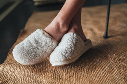 OluKai Pupu Mua Slippers - Women's 5