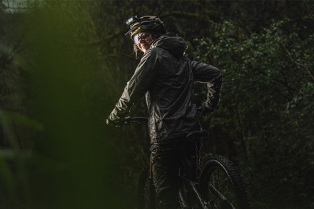 Coast WPH32R 2,000-Lumen Rechargeable Headlamp 6