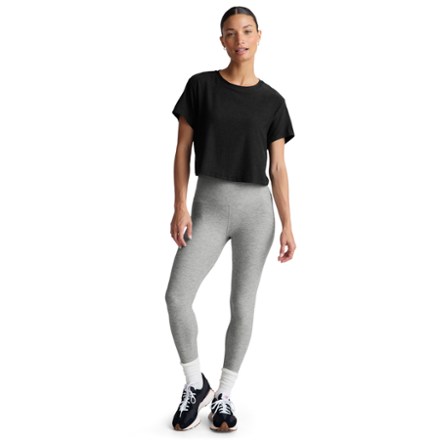 (取寄) ビヨンドヨガ レディース フェザーウェイト シュプリーム クロップド ティー Beyond Yoga women Featherweight Supreme Cropped Tee Darkest Night 取寄) ビヨンドヨガ レディース フェザーウェイト シュプリーム