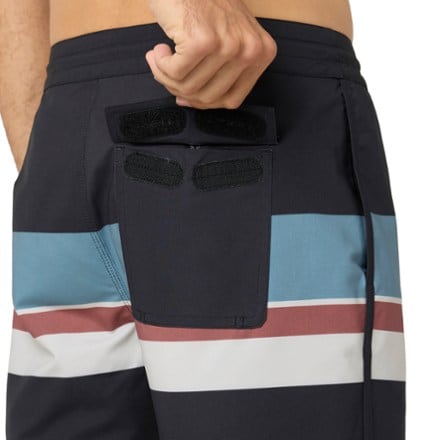 O'Neill Cruzer Stripe Scallop 18" Board Shorts - Men's 4