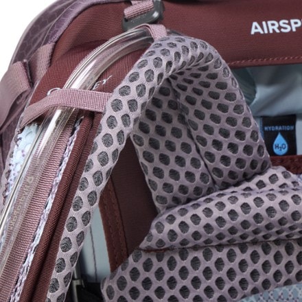 Osprey Sirrus 24 Pack - Women's Hydration port & tube routing