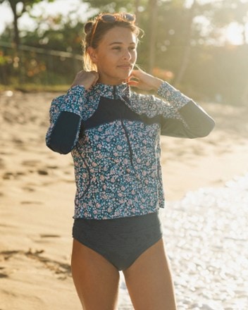 Location Image for Cropped Half-Zip Rashguard - Women's